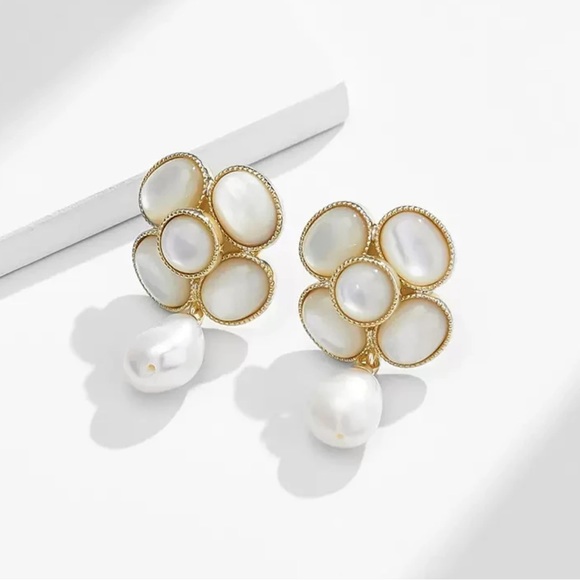 Maillard Camellia Earring - Picture 3 of 4